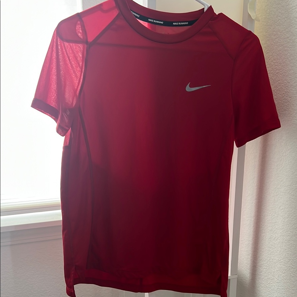 Nike Red Fitted T-Shirt with Crew Neck and Short Sleeves